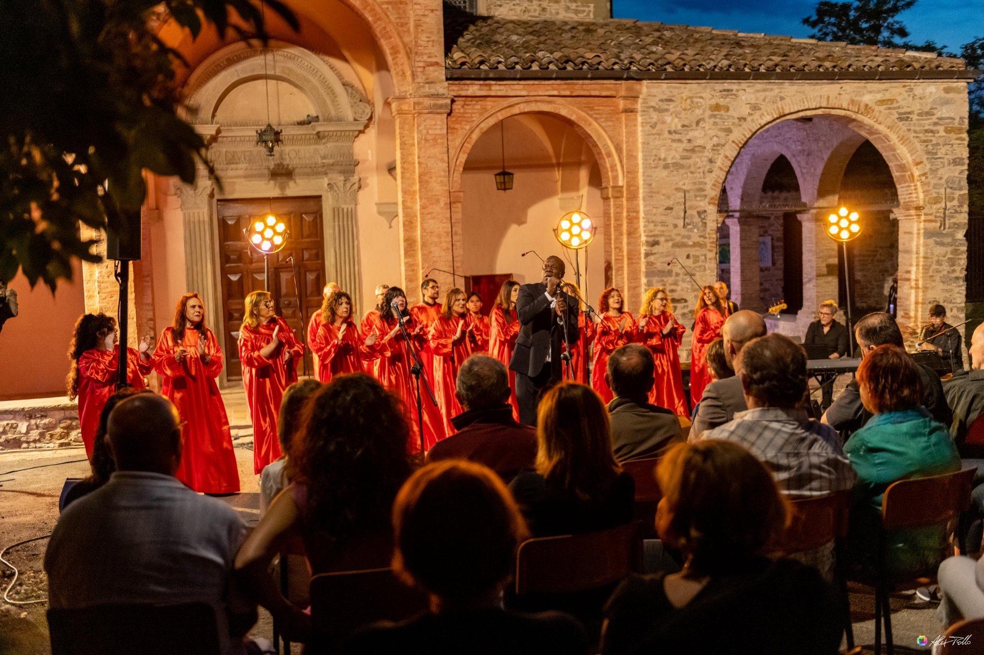 Coro Gospel in tuniche rosse in concerto al Convento di Santa Maria dell'Olivo